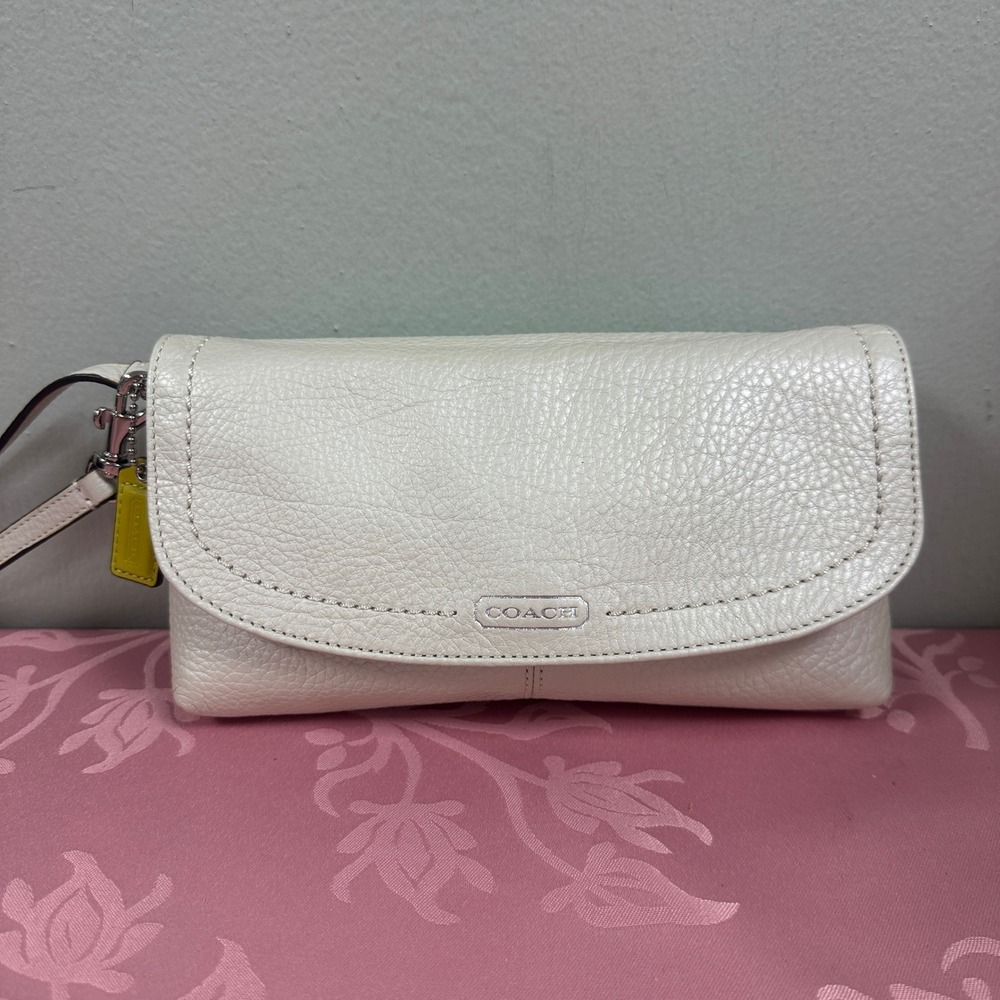 Coach Cream Metallic Pebbled Leather Wristlet Clutch Bag Silver Logo